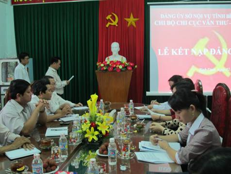 CHI BỘ CHI CỤC VĂN THƯ - LƯU TRỮ TỔ CHỨC LỄ KẾT NẠP ĐẢNG VIÊN MỚI