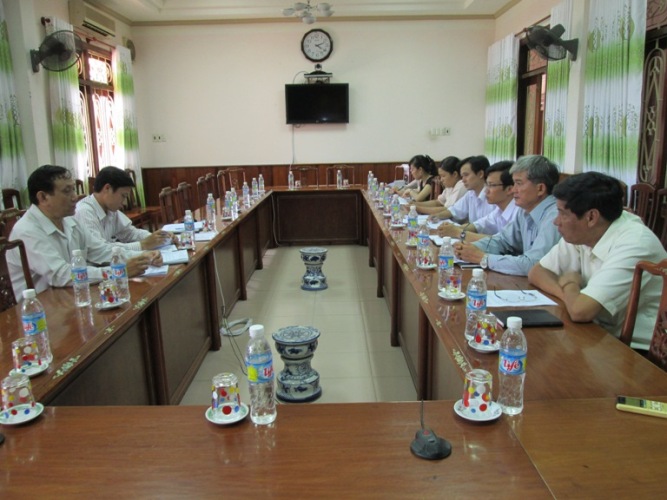 Đoàn khảo sát tài liệu lưu trữ điện tử làm việc tại UBND huyện Tuy Phước